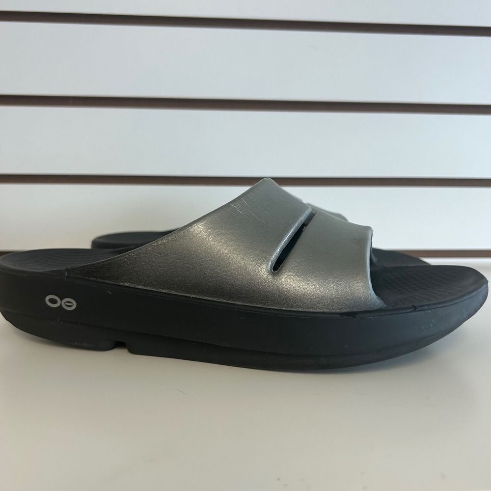 WOMEN'S‎ OOMEGA OOAHH LUXE SANDAL - LATTE Womens size 11 mens size 9 metallic